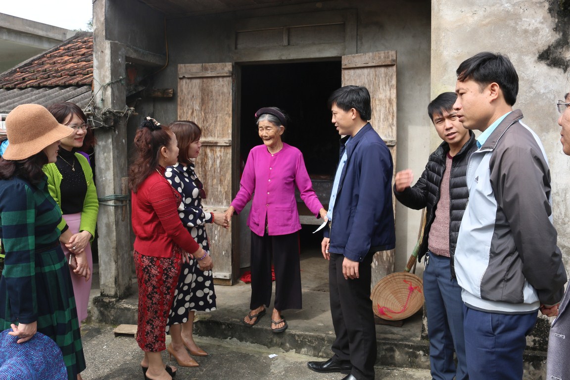 Bringing Ky Hoi spring gifts to poor households in Ky Anh district